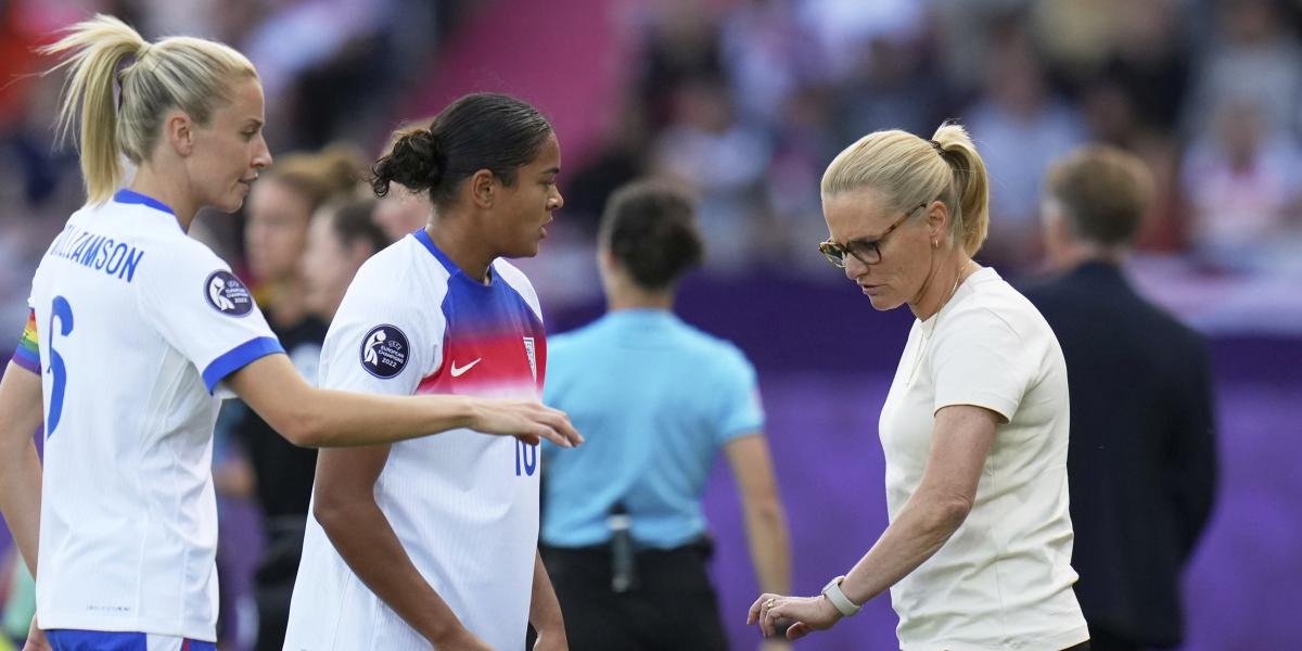 Las jugadoras de Inglaterra no se arrodillarán tras el ataque racista a Jess Carter