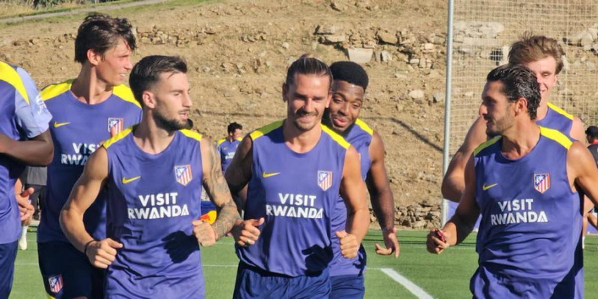 El Atlético arrancó la pretemporada, con la primera baja y una ausencia con permiso del club