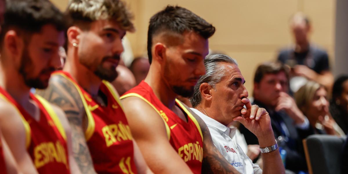 A Scariolo le crecen los enanos