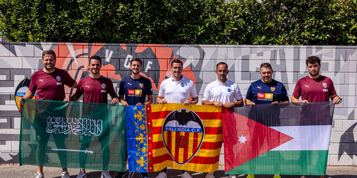 El Valencia renueva su vinculación con The Bridge SC y refuerza su presencia en Oriente