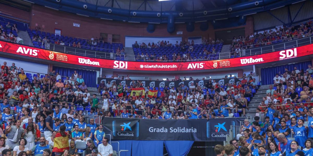 La Grada Solidaria de CaixaBank tiñe de azul el Martín Carpena en una jornada de baloncesto y compromiso social