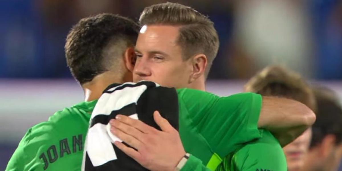 El abrazo conciliador de Ter Stegen y Joan Garcia