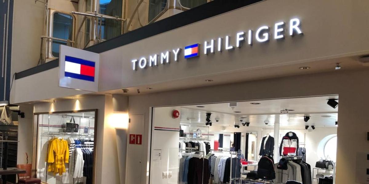 Tommy Hilfiger marca la tendencia de zapatillas que se llevarán este 2026: están ahora casi a mitad de precio