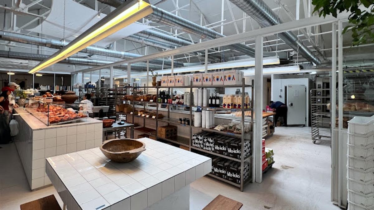 Si eres amante del pan, este es sin duda tu lugar: la nave industrial secreta donde desayunar en Madrid directamente del obrador