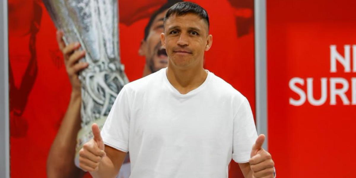 Alexis Sánchez aterriza en Sevilla
