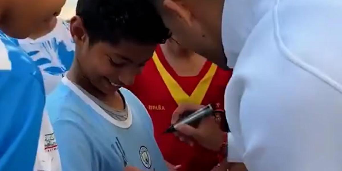 Hakimi sorprende a estos niños en Marruecos con este detalle de humanidad
