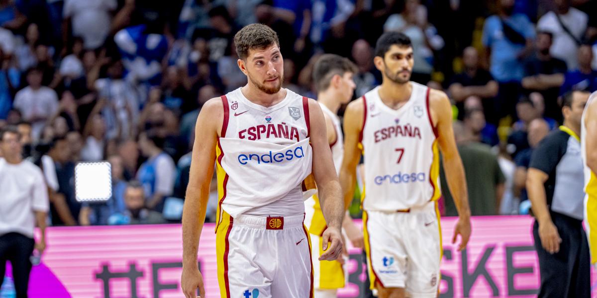 España toca fondo en el fin de una era