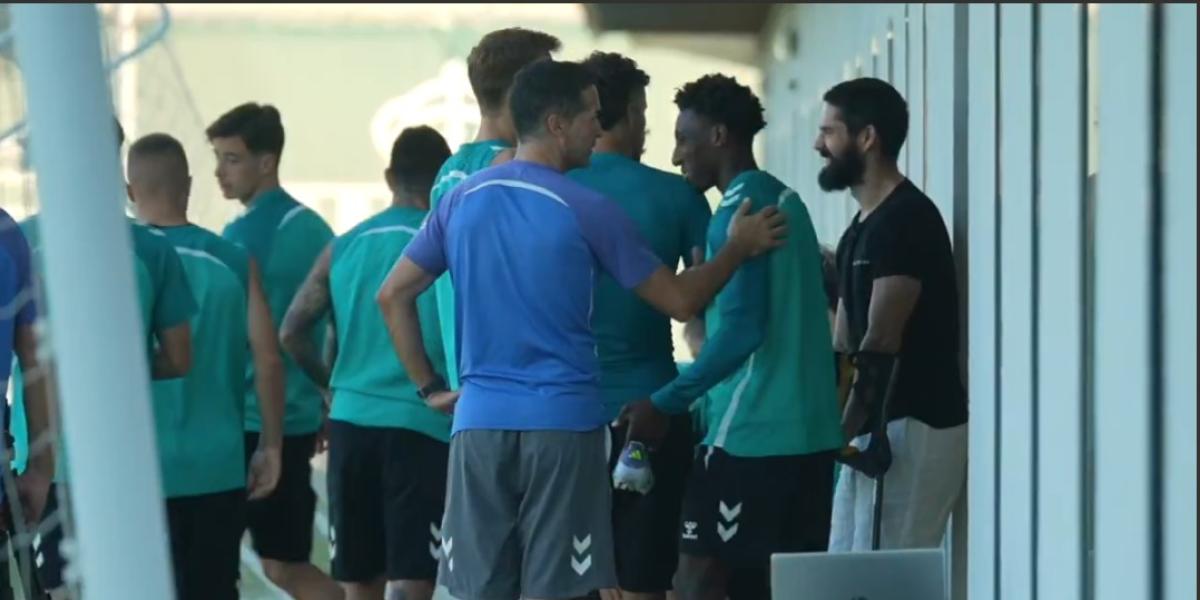 Isco visita a sus compañeros del Real Betis en la ciudad deportiva