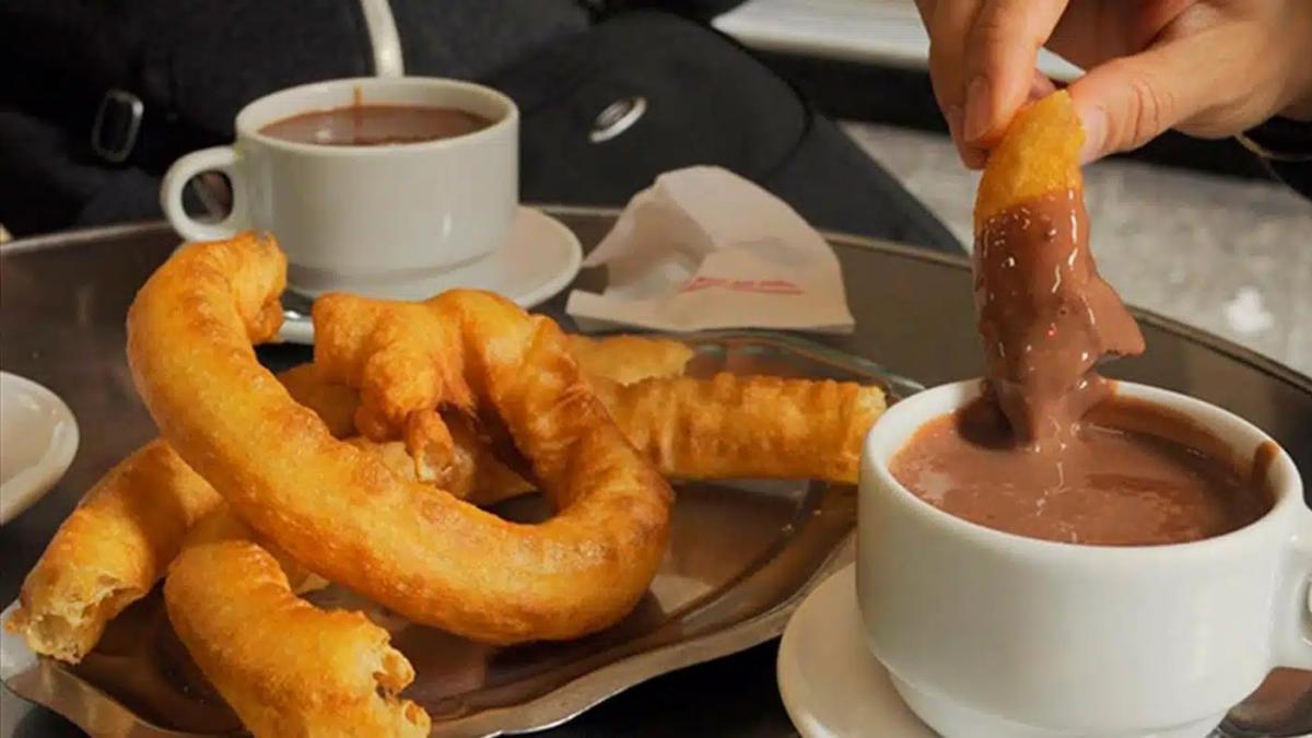 Si estás en Málaga y aún no has desayunado aquí, vas tarde: esta churrería lleva abierta desde 1932 y cada mañana sigue llenándose para desayunar churros con chocolate