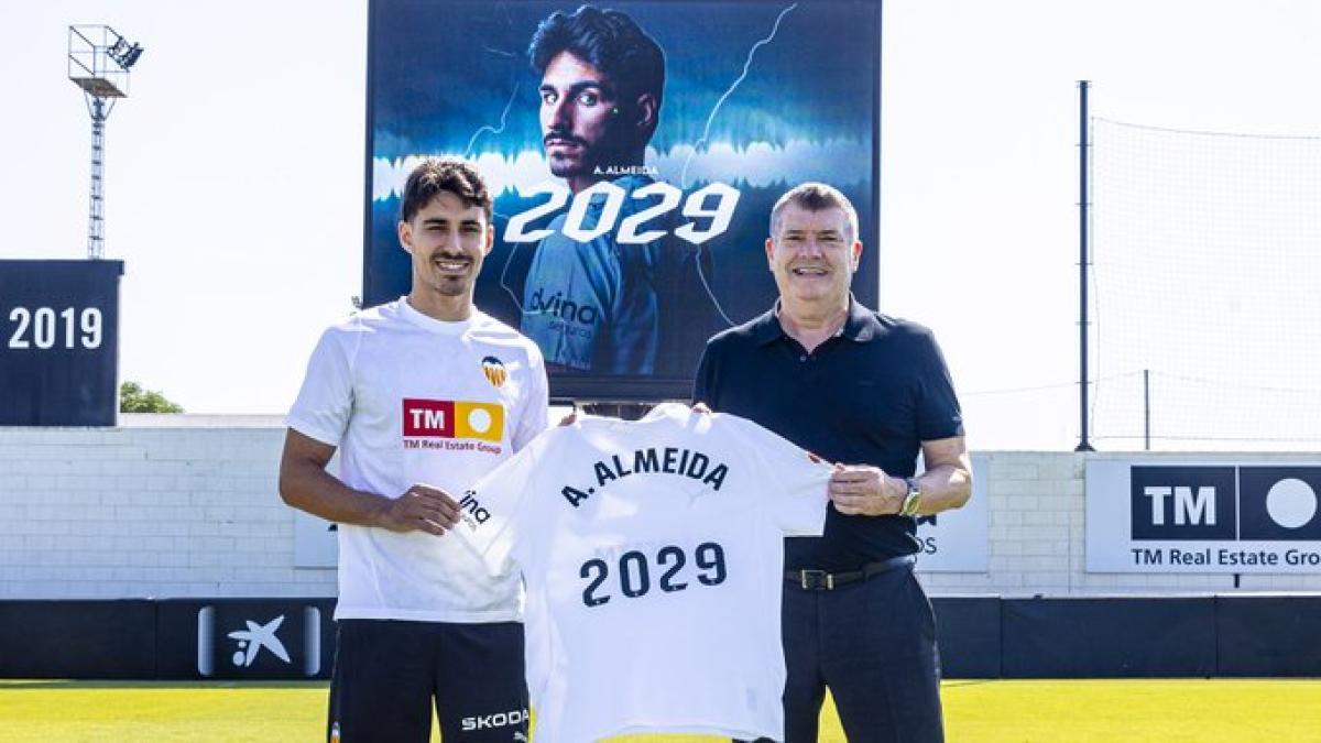 Oficial: André Almeida renueva con el Valencia hasta 2029