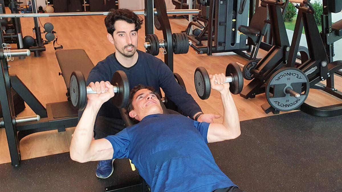 Carlos J. García, fisioterapeuta de Marc Márquez: Está hecho de algo especial. Es alguien capaz de hacer lo que ha hecho después de todo lo que ha sufrido y todo lo pasado principalmente con el brazo pero también con la vista