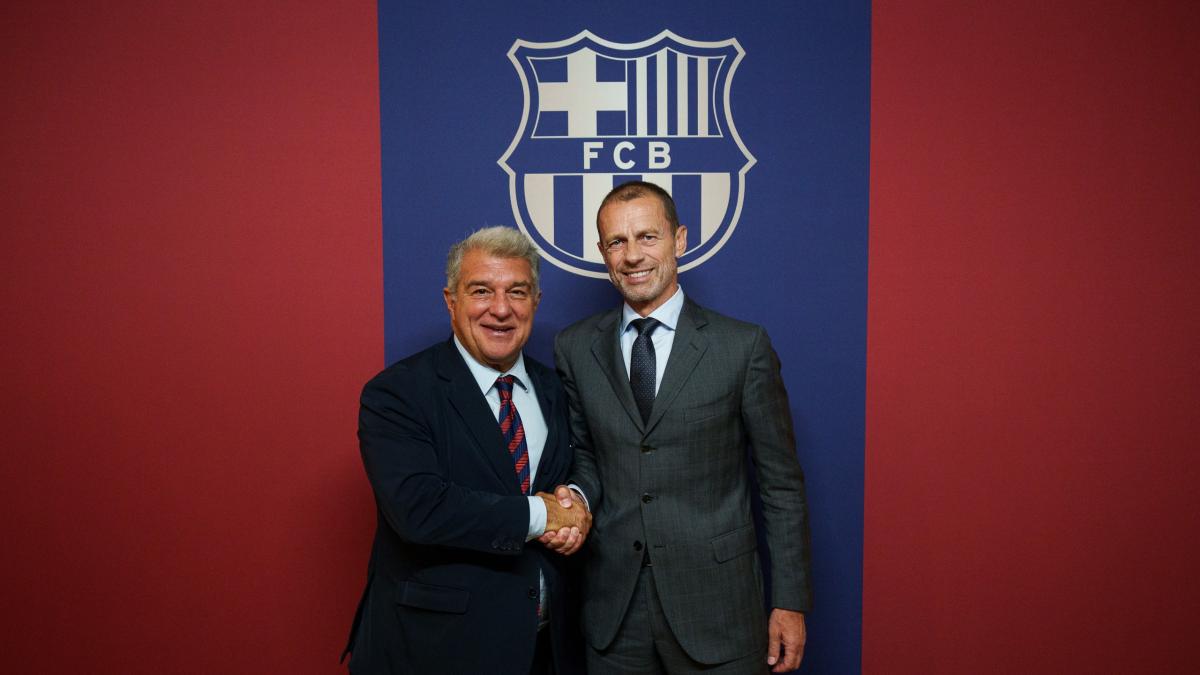 Ceferin y Laporta, juntos en el palco viendo el Barça-PSG con Figo por detrás