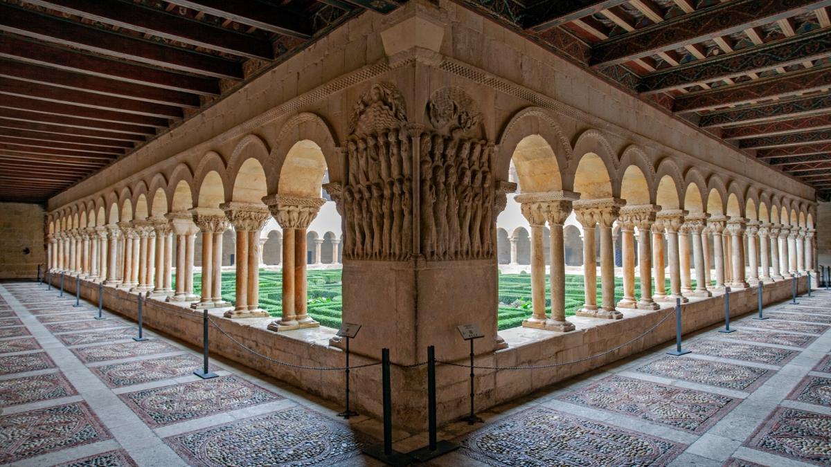 El pueblo de Burgos perfecto para una escapada lenta donde arte románico, columnas milenarias y canto gregoriano conectan con los cinco sentidos