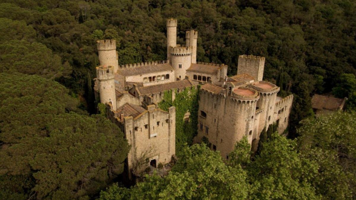 El pueblo que muchos pasan por alto en Barcelona pero que alberga un castillo impresionante, famoso por Juego de Tronos y considerado una de las casas más bellas del mundo