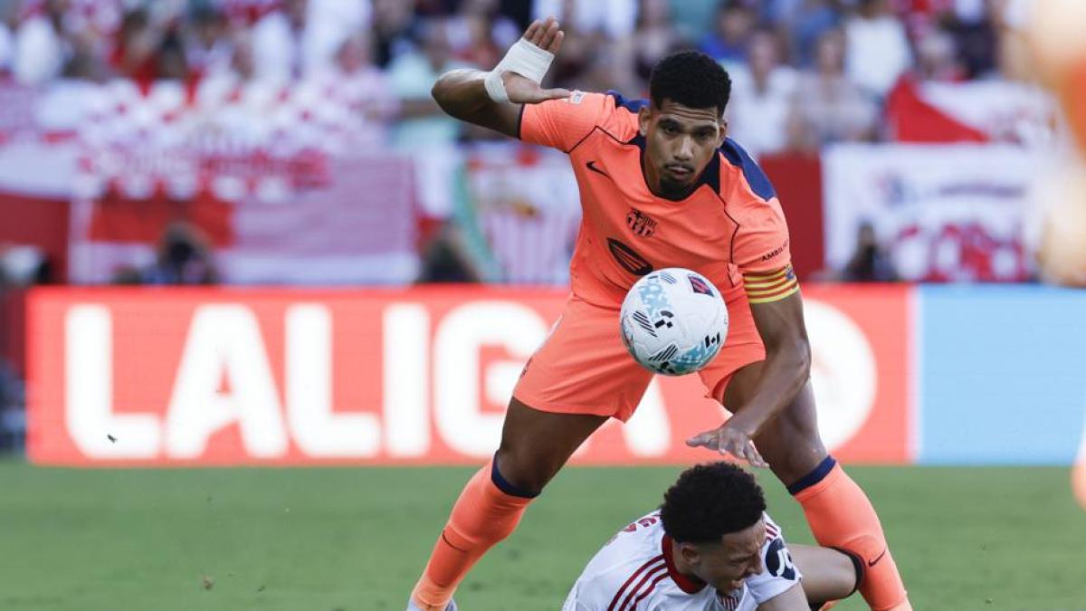 El audio del VAR en el penalti de Araujo: Hace una zancadilla