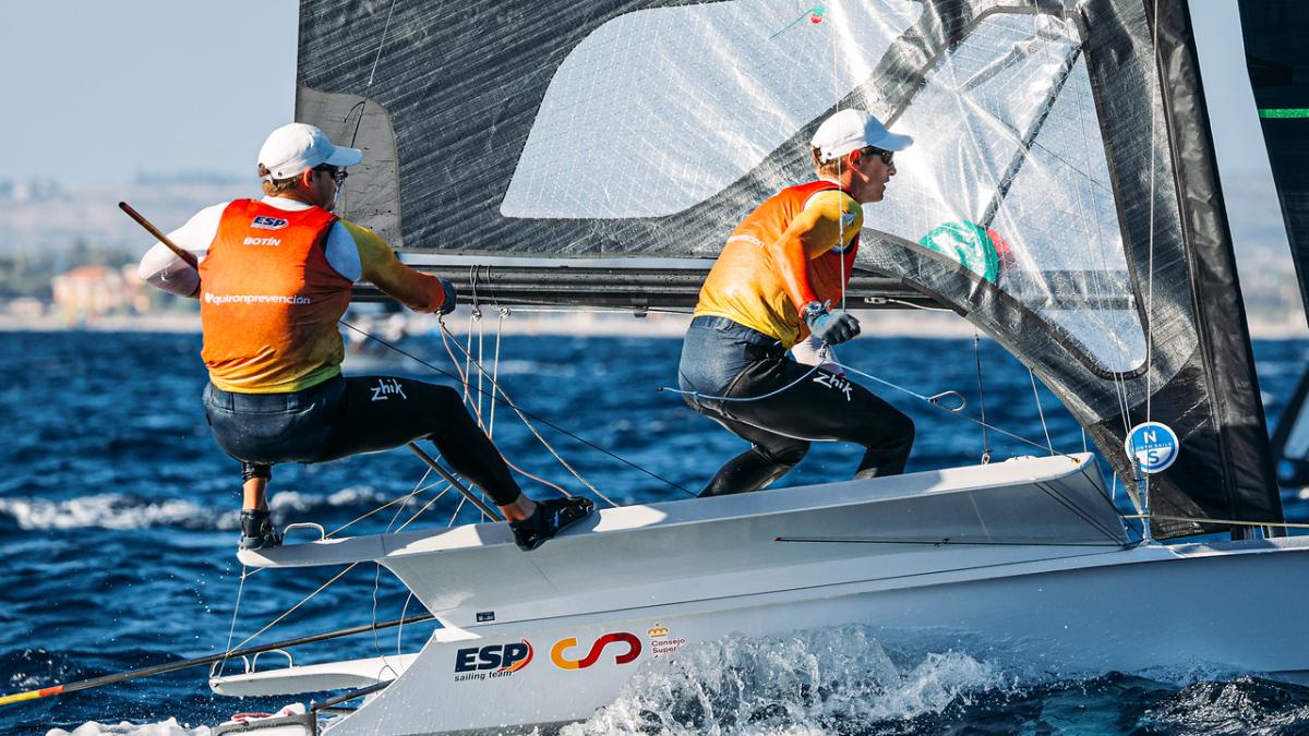 Diego Botín y Florian Trittel estrenan el Mundial de 49er liderando