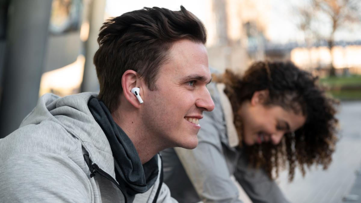 Anna Mateo, otorrino: Al usar auriculares durante tiempo, es recomendable seguir la regla 60/60