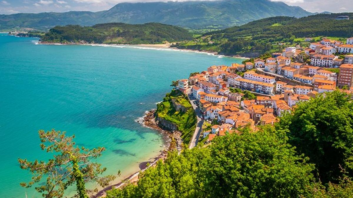 Dos franceses lo dejaron todo por este pueblo costero de Asturias… y ahora su restaurante es parada obligada