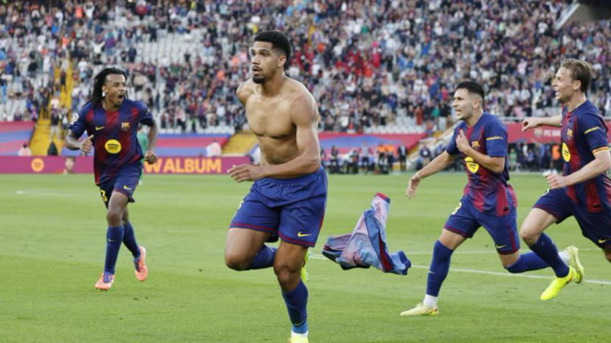 2-1: El invento de Flick con Araujo salva al Barça y desata la locura