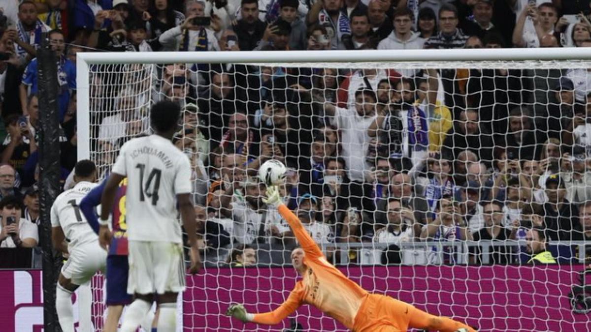 Szczesny para su primer penalti en el Barça a Mbappé y evita el 3-1 del Madrid