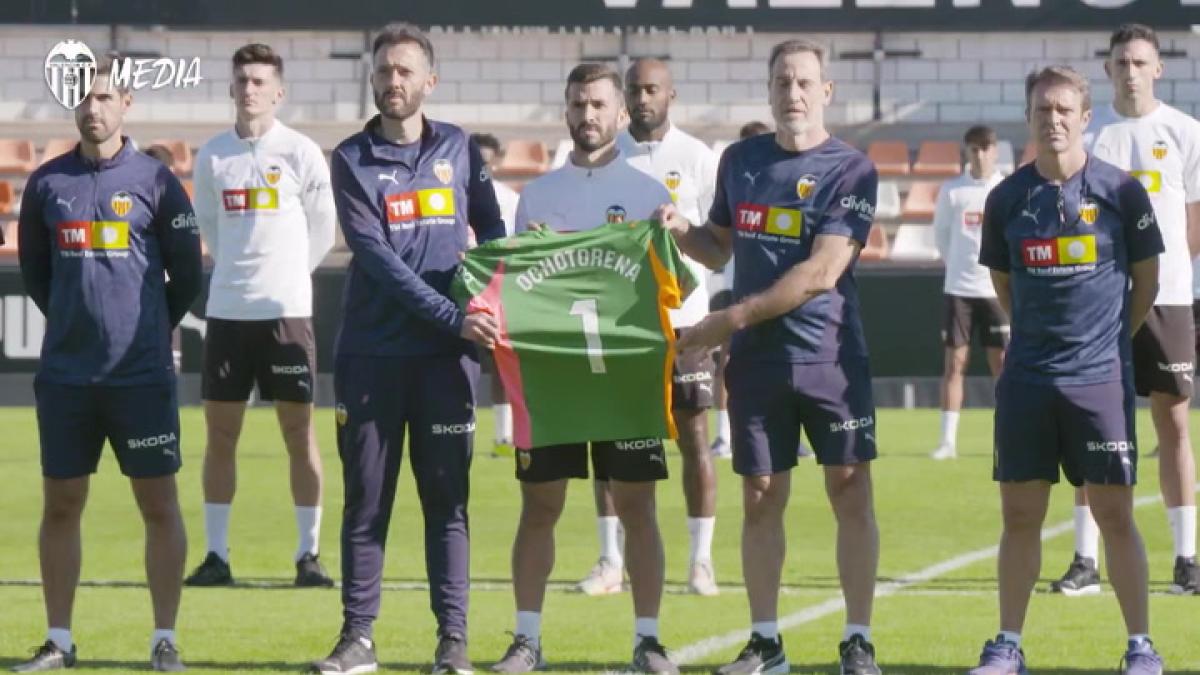 Ochotorena recibe un emotivo y multitudinario adiós del fútbol español en Valencia