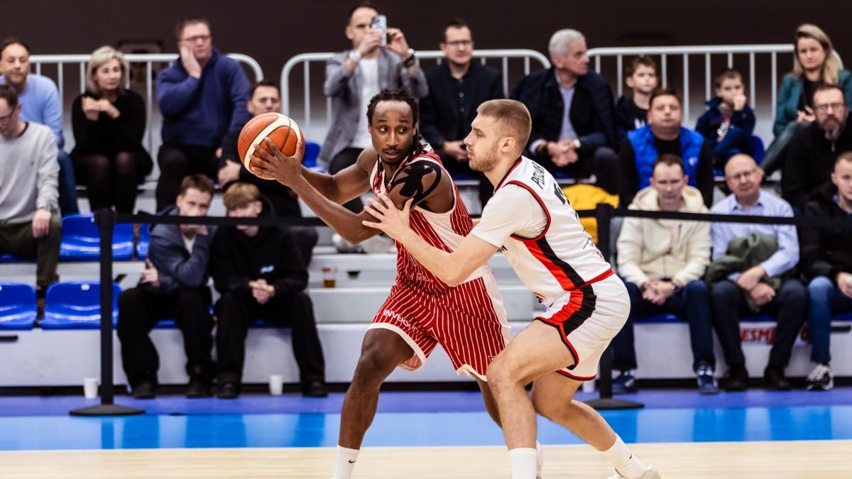 75-102: El UCAM arrasa en Polonia con una gran segunda parte y es líder en Europa