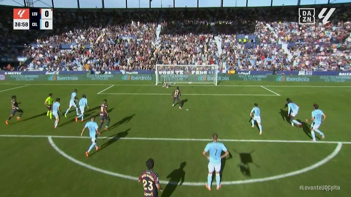 Es una locura: golazo de Mingueza desde su casa, tijereta y penalti fallado de Etta Eyong, y roja directa a Vencedor