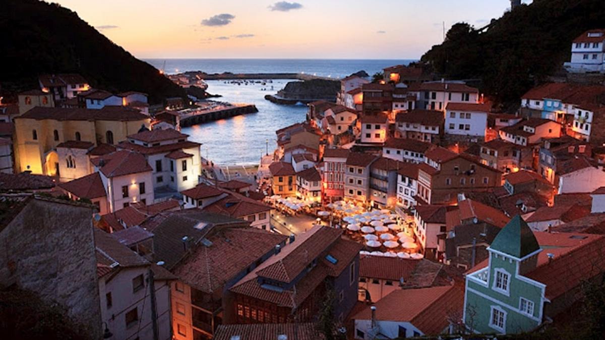 El paisaje de este pueblo marinero de postal, que no abunda en el resto del mundo, se encuentra en Asturias: no descubrirás todo su encanto y colorido hasta que no camines hasta su puerto