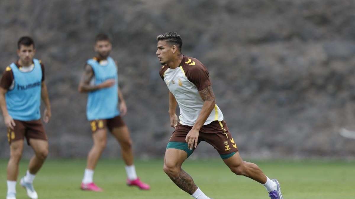 UD Las Palmas se mira al espejo antes del choque contra el Racing Santander