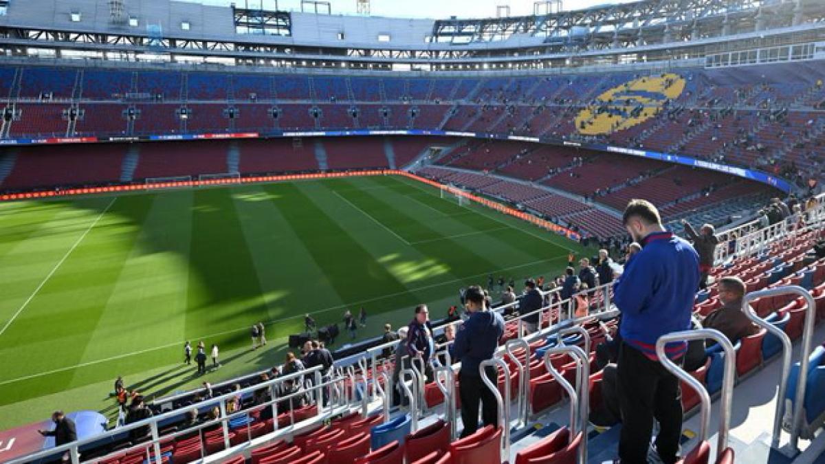 Mucha emoción en las primeras impresiones de la vuelta de la afición al Spotify Camp Nou