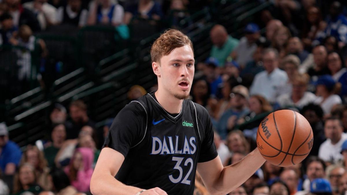 El adolescente Cooper Flagg da esperanza a Dallas ante otro disgusto de Anthony Davis