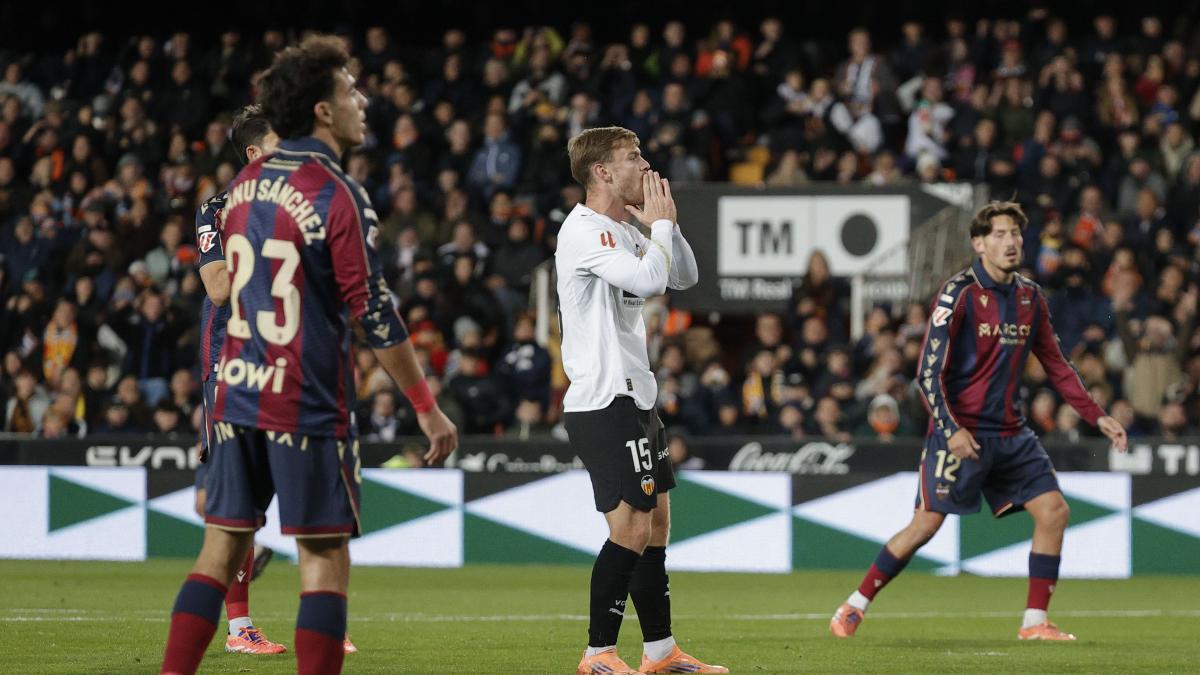 Lucas Beltrán, a puñetazos tras ser sustituido