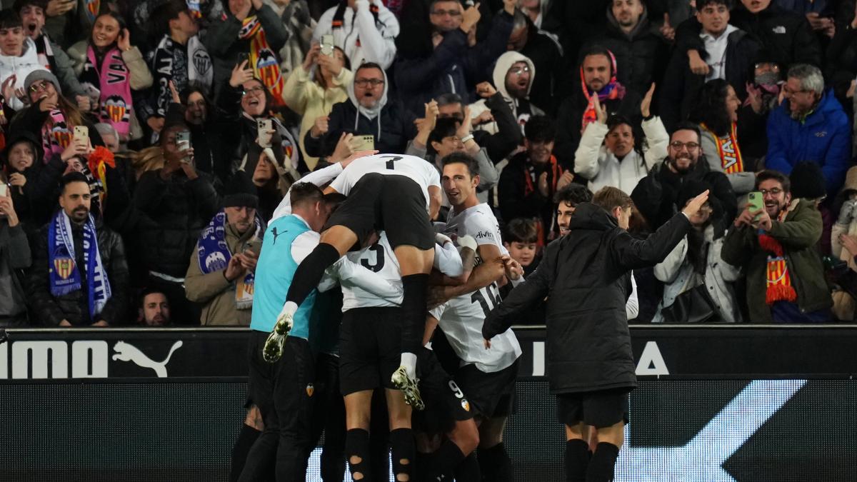 Una brutal chilena de Hugo Duro tiñe el derbi valenciano de blanquinegro