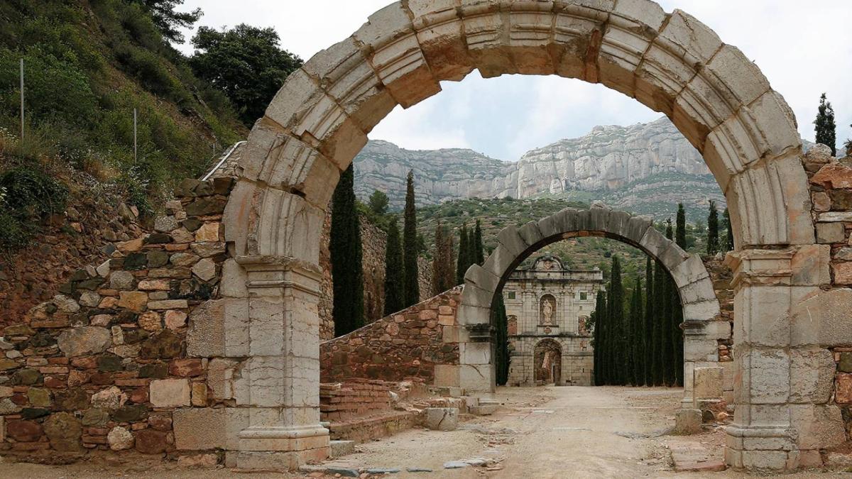 Este monasterio del siglo XII quedó en ruinas tras ser desmantelado en 1835, pero fue restaurado y hoy es atracción turística clave de El Priorato, zona de viñedos de Tarragona