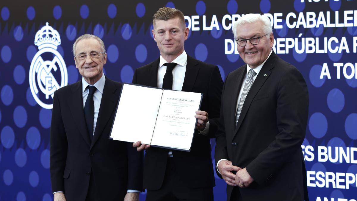 Kroos recibe la Cruz de Caballero de la Orden de Mérito alemana en el Bernabéu
