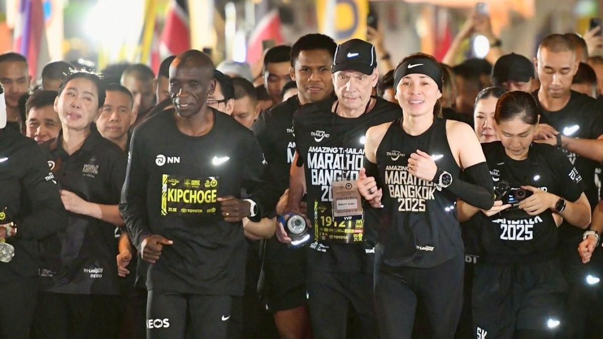 Kipchoge, un “amateur” más corriendo el Medio Maratón de Bangkok junto a la reina de Tailandia