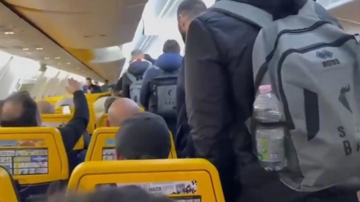 Escándalo en Italia: pelea entre hinchas y jugadores en un avión