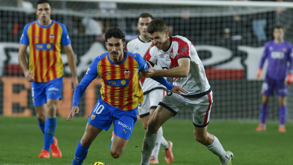 Diego López evita el descalabro del Valencia en Vallecas