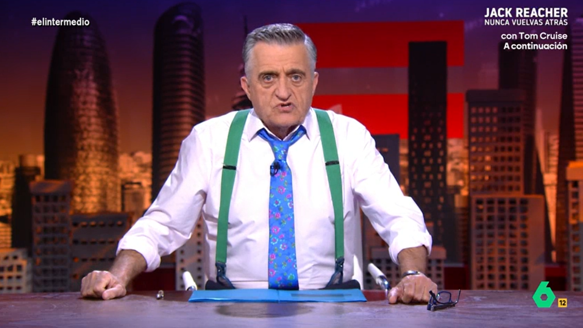 El Gran Wyoming, sobre Ayuso tras resucitar a ETA: A ver si lo he entendido bien, ETA está sosteniendo a Pedro Sánchez y con la mano que le queda libre está preparando el asalto al País Vasco y Navarra