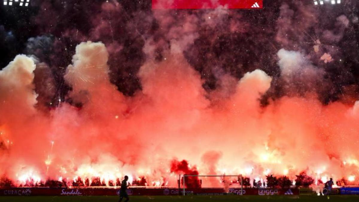 El duelo entre Ajax y Groningen suspendido por un infierno de bengalas