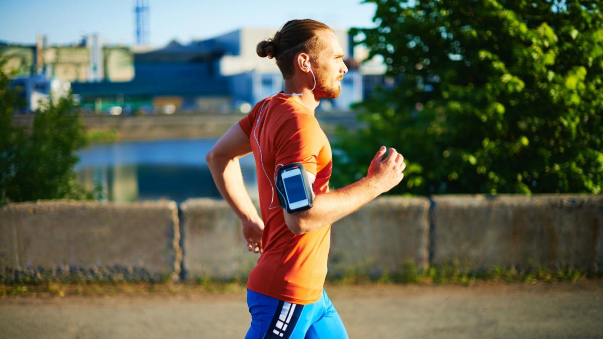 Entrenar de esta forma quema más grasa abdominal que correr 30 minutos a diario, según una experta