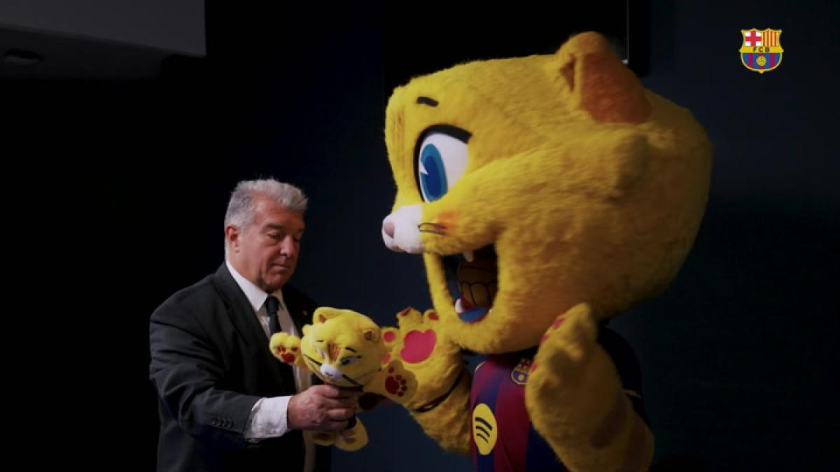 Laporta y CAT presentan el nuevo peluche del Barça