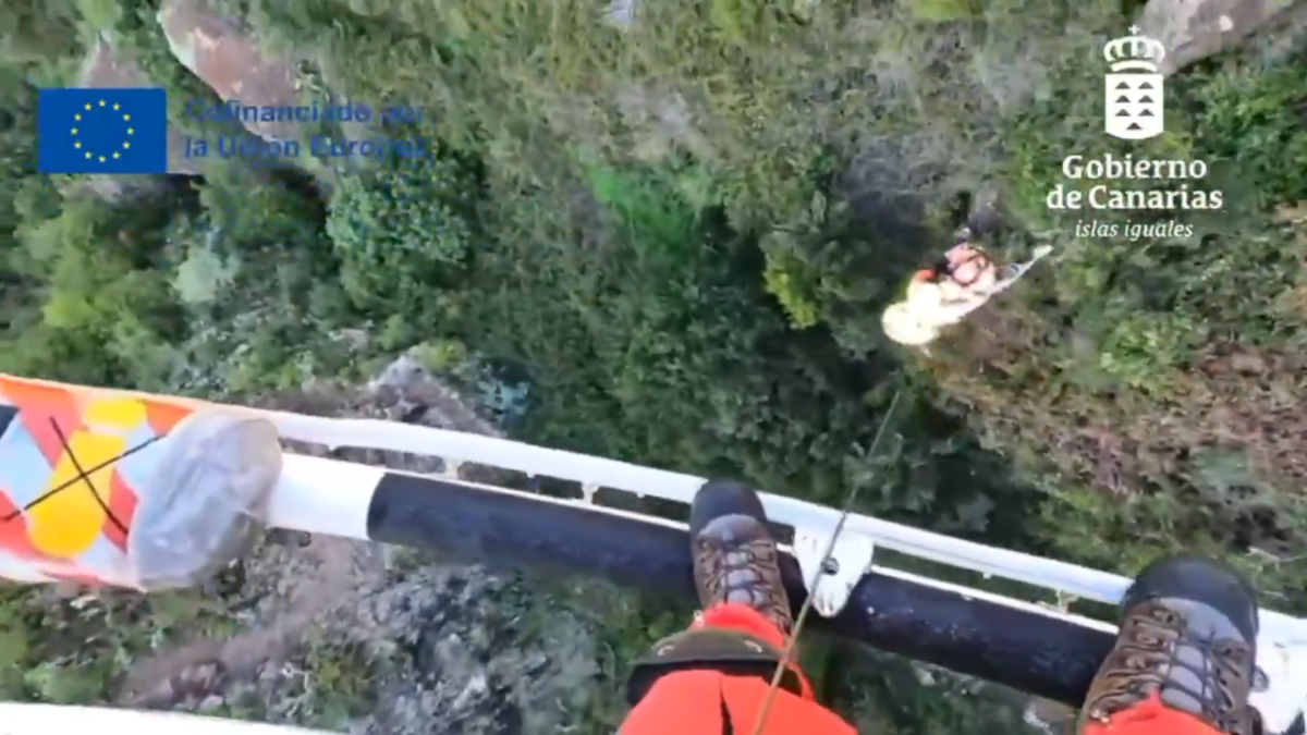 Un helicóptero tiene que rescatar a un corredor que se cayó durante un maratón