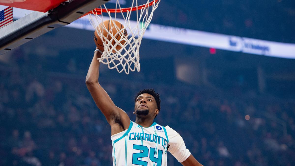 Triplazo de Brandon Miller para forzar una prórroga en la que los Cavaliers no anotaron ni un punto