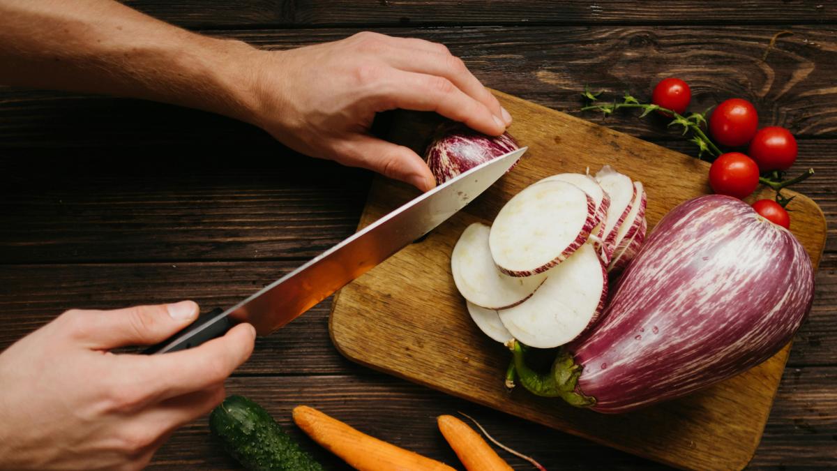 Suena raro, pero la ciencia lo avala: descubren que la técnica de corte de la cebolla es lo que realmente provoca lágrimas