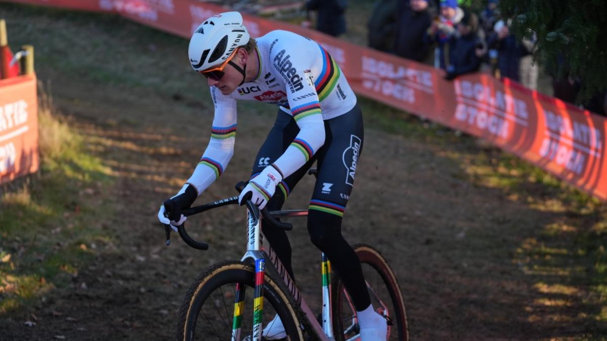 Van der Poel arrasa, Van Aert se cae y podio de Orts en Mol