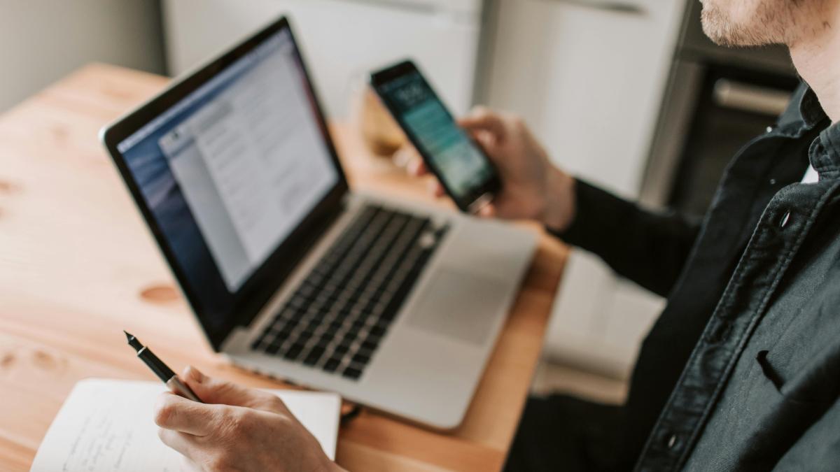 Un abogado advierte: No borres los mensajes de WhatsApp con tu jefe, son una prueba que puedes utilizar en el juzgado