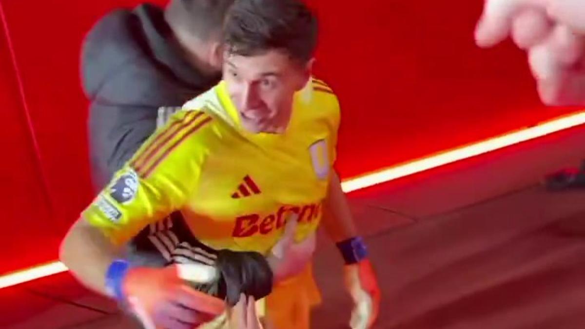 Arrebato del Dibu tras ser provocado por hinchas del Arsenal