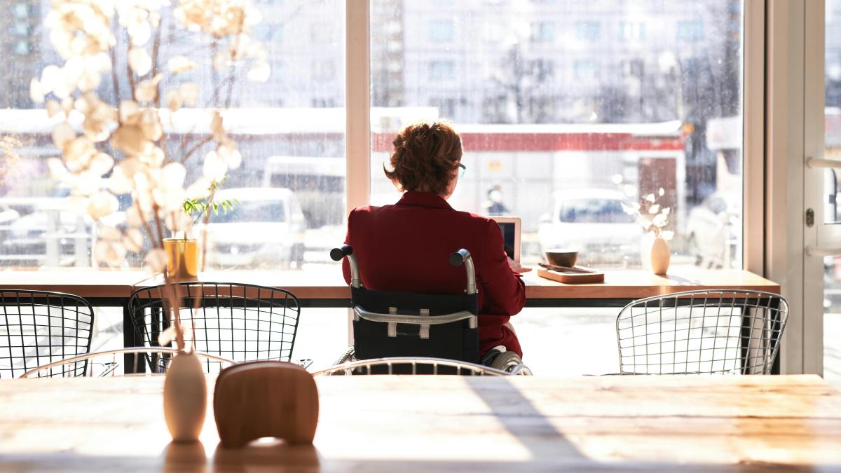 Una mujer con un 66% de discapacidad vende su piso, le quitan la pensión y la administración le reclama 2.000 euros: Con esos gastos, mi hermana puede sobrevivir 3 años