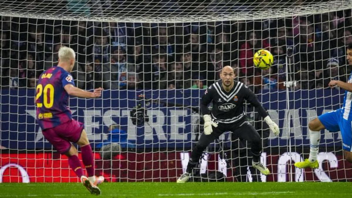 Joan Garcia, que lo para todo, y Fermín guían al Barça hacia el triunfo en el derbi
